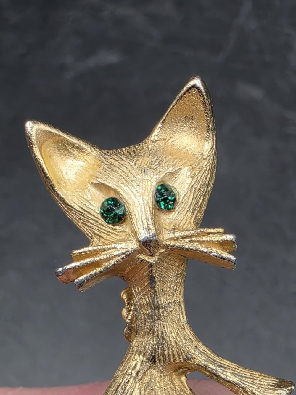 Vtg Cat Brooch Pin Gold Tone Green Rhinestone Eyes Articulated Tail MCM Kitschy